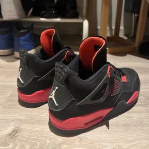 Svarta och röda Nike Air Jordans - Snygga Nike Air Jordans i svart och rött med ikonisk design. Skorna har snörning och en distinkt logotyp på hälen. Om du är intresserad så kan vi diskutera priset.