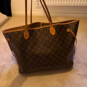 Louis Vuitton neverfull  - Säljer nu min Louis Vuitton neverfull väska som tyvärr inte längre används. Vill ha mellan modellen MM men detta är den största modellen GM. Hör av er för fler frågor eller bilder. Väskan är i väldigt fint skick! Dustbag ingår vid köp.