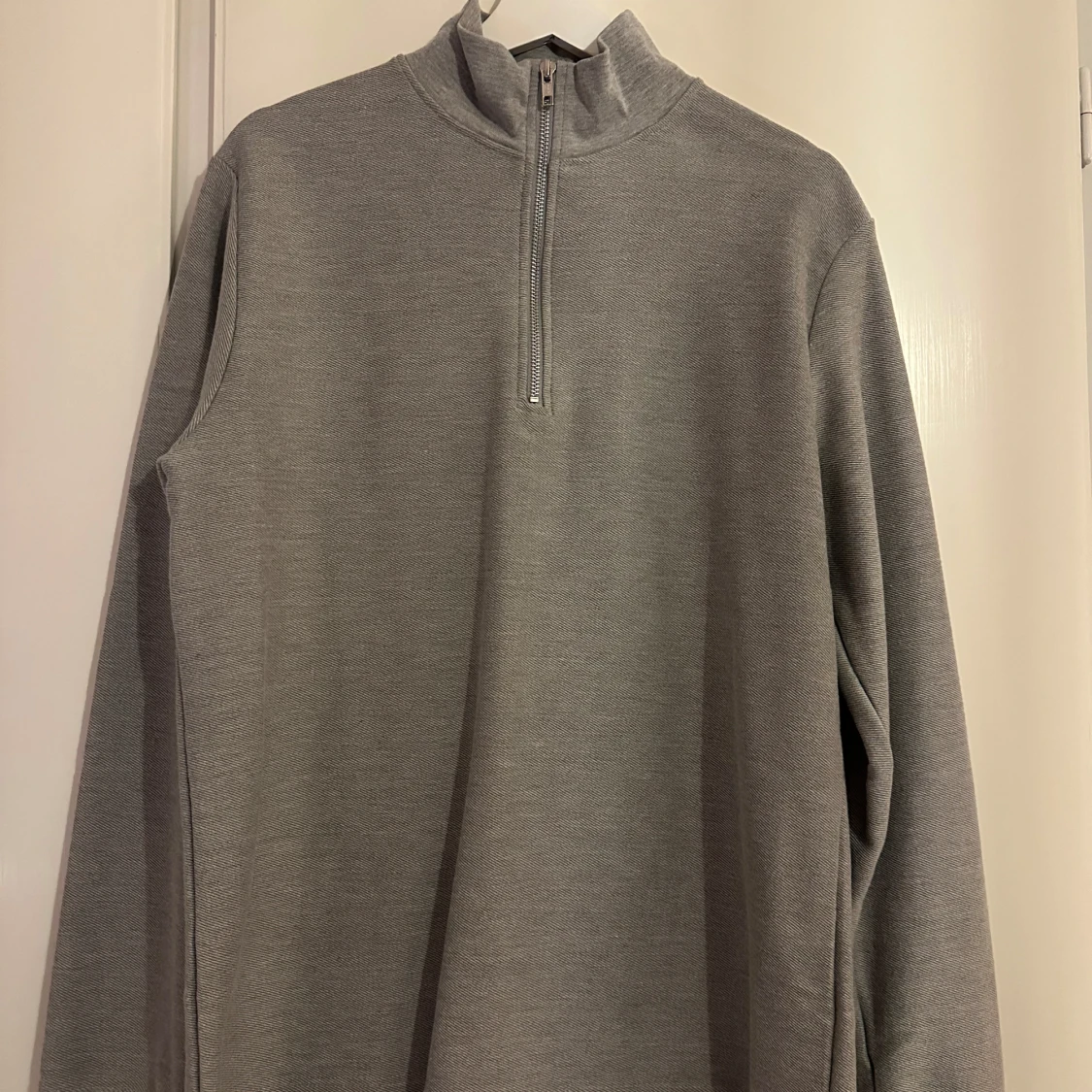 Grå tröja med dragkedja