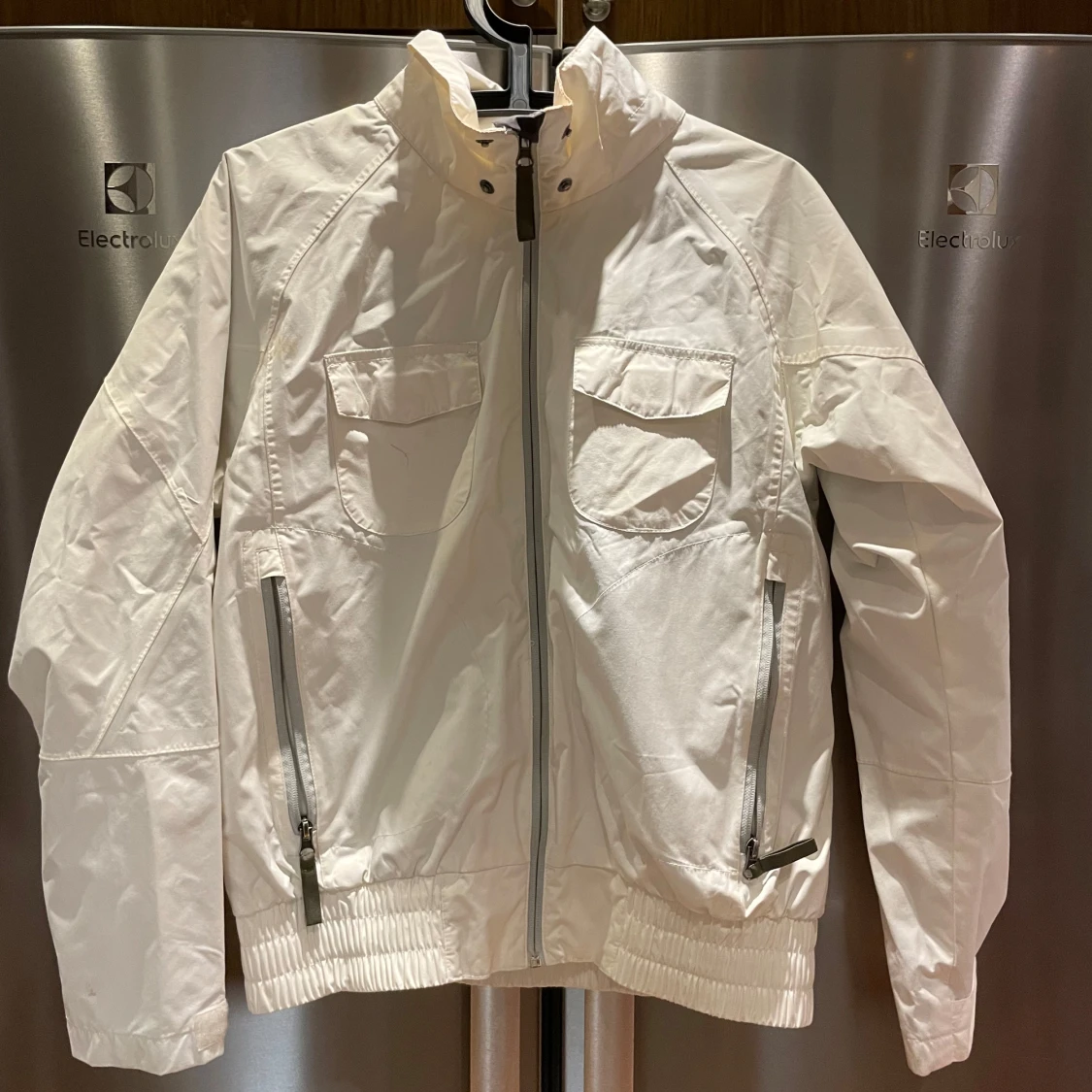 Vit vindjacka med dragkedja - 91