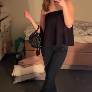 Svart offshoulder topp - Säljer den här jätte fina ”toppen” som egentligen är en kjol.