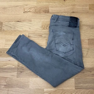 Replay jeans - Säljer ett par feta replay jeans i en snygg grå färg, dom är i ett fint skick och har inga synliga defekter🙌 Jag har sytt upp dessa så dom sitter som L28-L30, bredden är W30, modellen är anbass. Priset är förhandlingsbart🤗