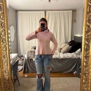 Rosa polotröja från My Aurora - Säljer en mysig rosa polotröja från My Aurora. Tröjan har långa ärmar och en ribbad polokrage som ger extra värme och stil. Perfekt för kyligare dagar!