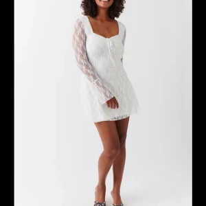 Vit spetsklänning med långa ärmar - Fin vit klänning perfekt till tex konfermation, använd en gång storlek M köpt för runt 500kr tror jag