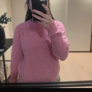 Rosa stickad tröja från zara  - Mysig rosa stickad tröja med rund hals och långa ärmar. Perfekt för kyligare dagar och ger en härlig färgklick till garderoben. Från zara storlek xs 🩷