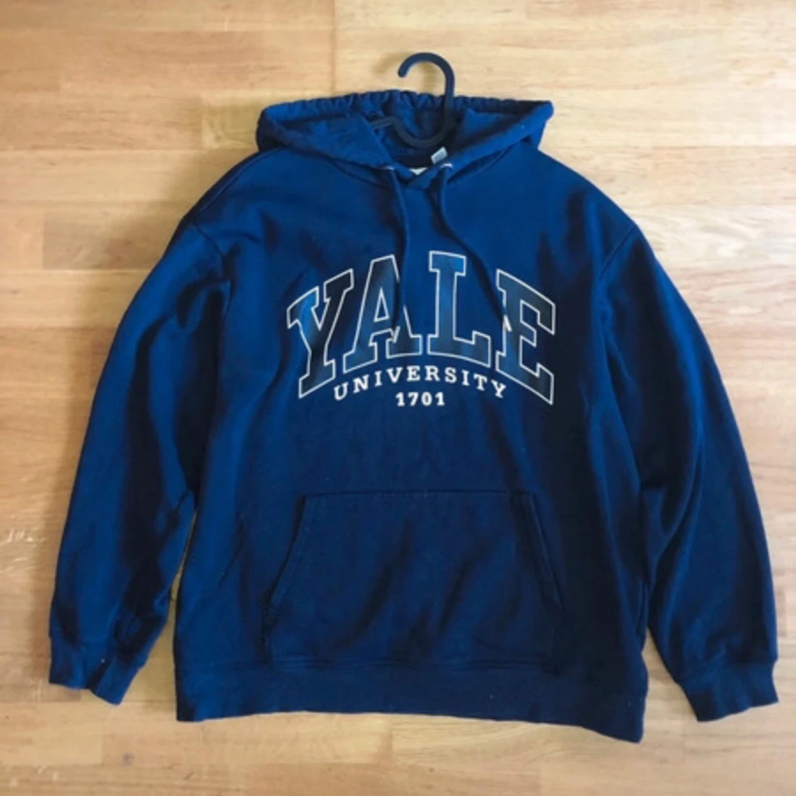 Mörkblå hoodie Yale-tryck - 90