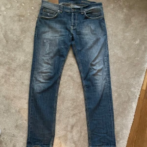 Jeans från Dondup - Tja nu säljer vi dessa Dondup jeans i modellen mius slim fit (nästan samma som George). De är i riktigt bra skick och är i storlek 34. Har du några frågor eller vill ha fler bildar är det bara att höra av sig😇