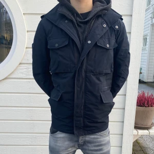 Fieldjacket Tiger Of Sweden - En riktigt stilig och varm fieldjacket från Tiger Of Sweden 🐅| Skick:8,5/10 ✅| Modellen är 184 🙌| Hör av er vid ytterligare frågor 🦦| StockholmWRDB