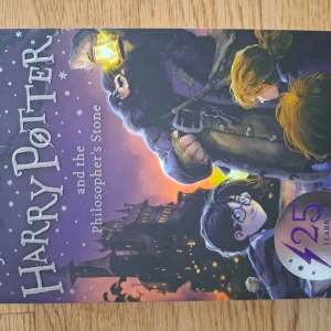 Harry Potter The Philospher's Stone - Engelsk Harry Potter. Pocket. Ny. Oanvänd.