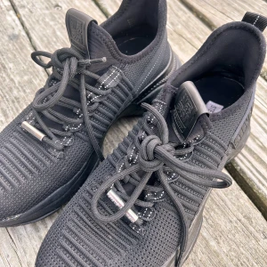 Svarta sneakers från Steve Madden! - Snygga, luftiga svarta sneakers från Steve Madden  med snörning. Skorna har en modern design med märkets logga på flera ställen och en bekväm sula. Perfekta för en stilren look. Originalkartong medföljer. 