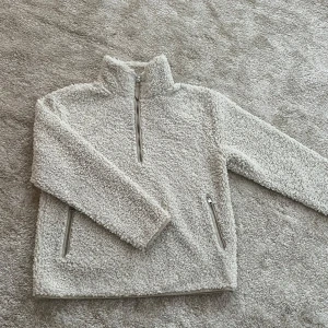 Teddyjacka/tröja - Mysig teddyjacka/tröja från HM. Knappt använd, bra skick. Storlek S💕