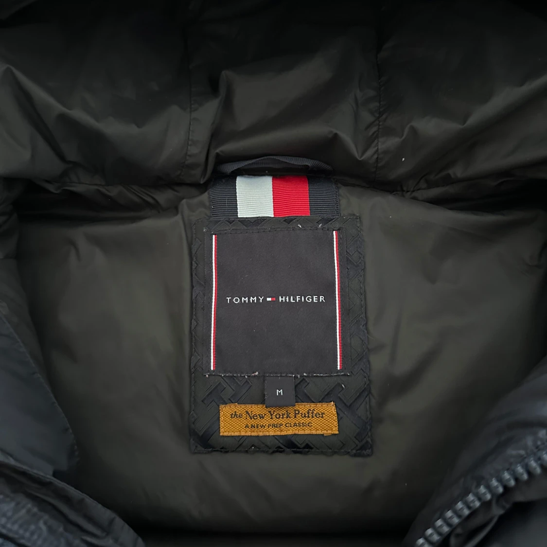 Svart pufferjacka från Tommy Hilfiger - 90