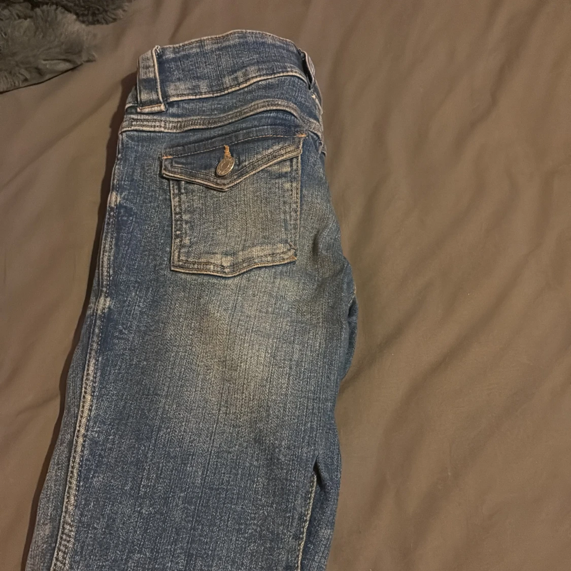 Blå bootcut jeans från H&M - 90
