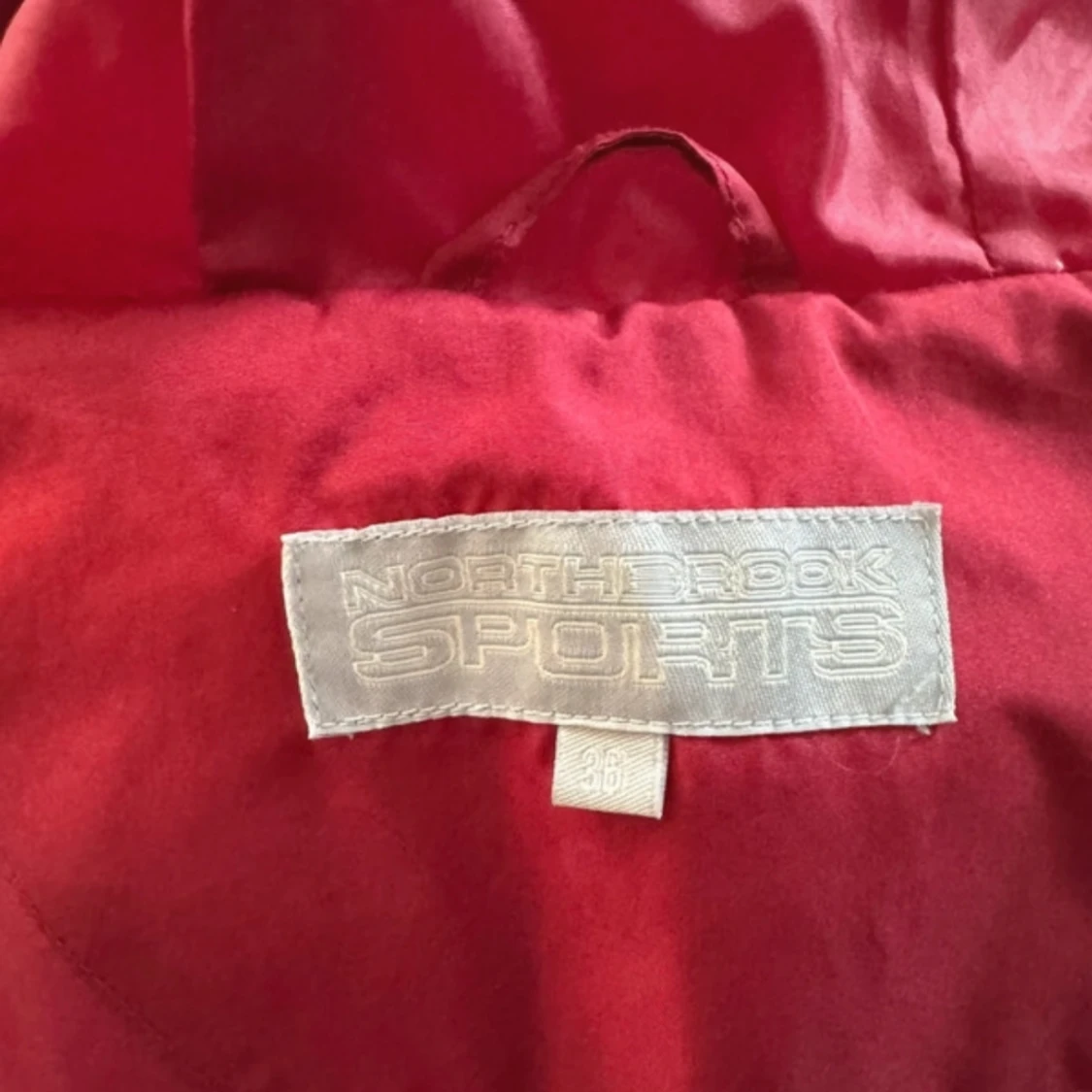 Röd dunväst från North Rock Sports - 92