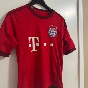 Fotbolls tröjor  - En st för 100. Alla 4 för 300