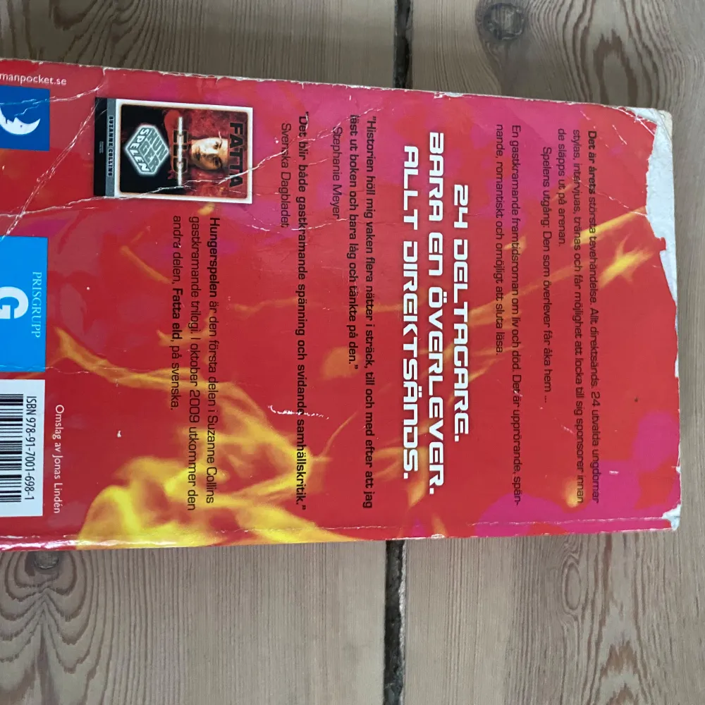 Säljer boken 'Hungerspelen' av Suzanne Collins. En spännande och actionfylld berättelse om överlevnad och kamp i en dystopisk framtid. Perfekt för dig som gillar äventyr och drama. 📚🔥. Böcker.