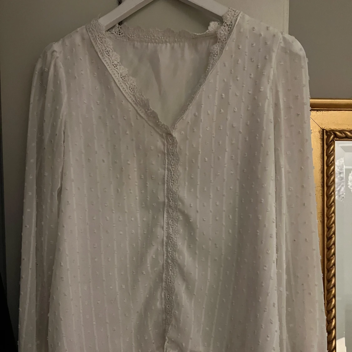 Vit blus med spets detaljer