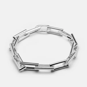 Silverfärgat kedjehalsband - Säljer detta halsband från skultuna, använt endast två gånger. Säljer då jag vill köpa nytt i guld. Ask finns kvar. Fick i present så har tyvärr ej kvitto. Nypris 3000kr