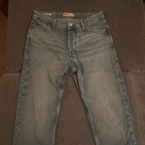 Ljusblåa loose/chris jeans i storlek 30/32 - Hej, säljer ett par loose fit jeans från jack&jones med bra skick. Pris kan diskuteras, bara att skriva.