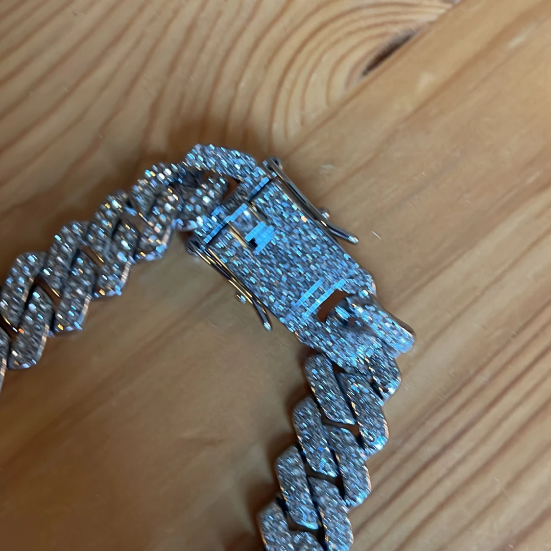 Glittrigt halsband i silver - 90