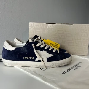 Golden goose 42 - Säljer nu dessa riktigt feta golden goose skor som passar 41-42. De är i nyskick då de använts fåtal gånger. Endast skorna medföljer vid köp. Skriv för fler frågor eller bilder! Priset går att förhandla 