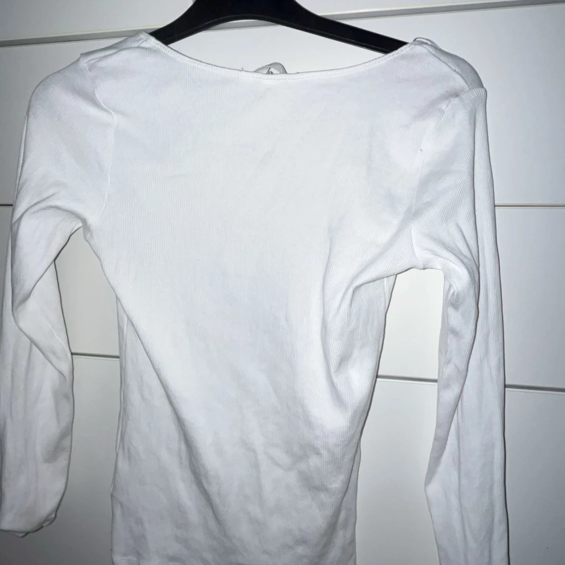 Vit långärmad topp med knappar - 91