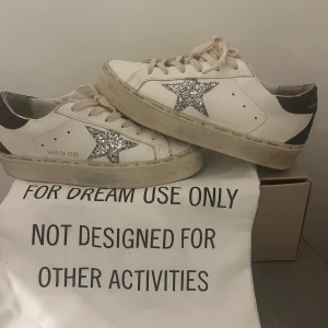 Golden goose sneakers  - Super snygga. Finns små defekter ex att det är lite cresat men i väldigt fint skick då dom använts fåtal gånger. Box,påse etc medföljer. Nypris 6200