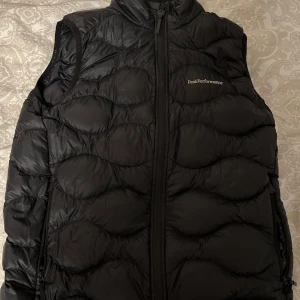 Svart peak performance väst - En svart peak performance väst i storlek 170/xs. Skicket är 8/10. Nypris är 1200kr, mitt pris är 600kr