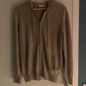 Cashmere kofta från softgoat - Cashmere kofta från softgoat, storlek S, färg beige, Ny pris 3000, säljer den för 1300, använd fåtal gånger