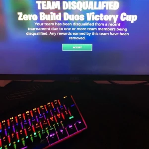 Tagentbord,keyboard  - Det är en mini keyboard som lyser en färg den låter väldigt bra och behöver inte tryckas hårt det låter lite som ett apex pro keyboard fast lite annorlunda, bra tagentbord till dem som spelar spel.