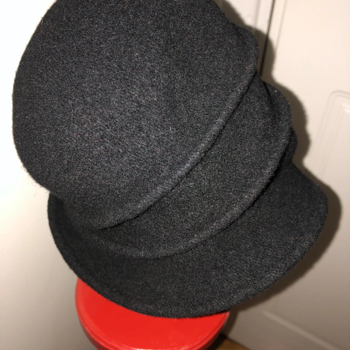 Svart ullhatt med dekorativ kant - 91