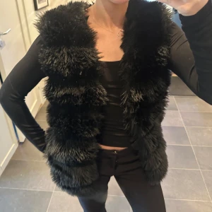Svart pälsväst - Säljer en supersnygg pälsväst som är köpt secondhand, har själv bara använt den en gång💕