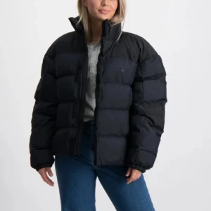 Svart pufferjacka - Snygg svart pufferjacka med dragkedja och hög krage. Köptes förra vintern men använts fåtal gånger, jättefint skick! Är lite för stor för mig, blir inte använd så där av säljer jag den. Är i strl 170 men skulle likna det vid S elr 36. Köpt för 2300kr