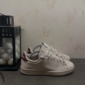 Vita Adidas Stan Smith sneakers - Hej, säljer nu dessa skor då dom ej används längre. Det är ett par jätte snygga skor från adidas med modellen stan Smith om jag inte är helt fel👌Skorna är i använt skick men har fortfarande mycket kvar att ge! Kom pm vid minsta fundering.