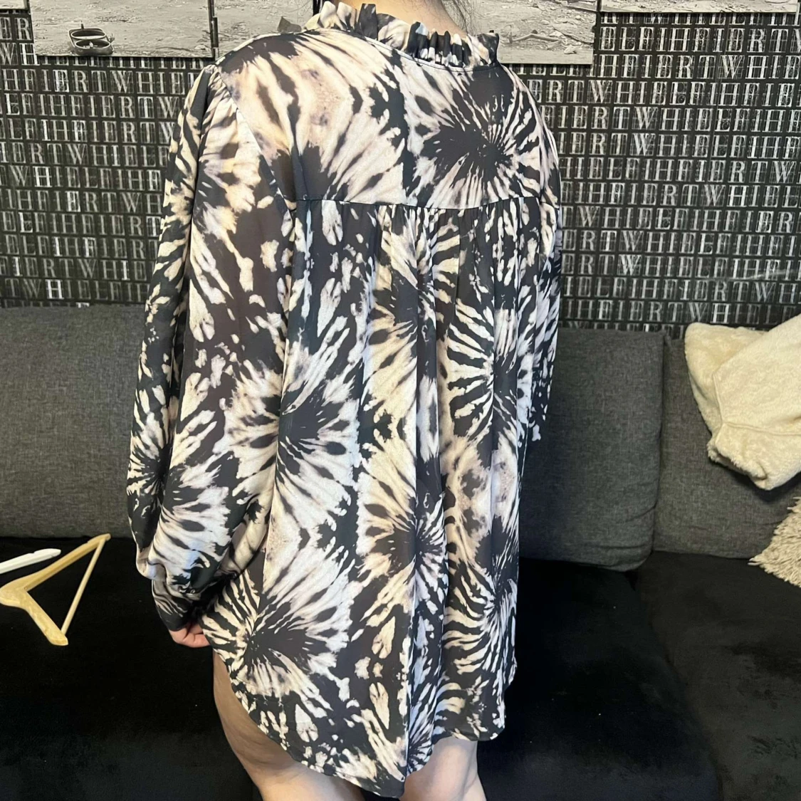 Svart och beige mönstrad klänning - 91