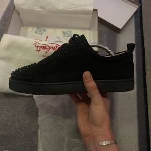 Svarta Loubs storlek 42 i toppskick! - Hej. Säljer mina loubs då dom blivit för små. De är endast använda en gång på bröllop. Annars i nyskick. Priset är ej hugget i sten! Dustbag, skobag och något certifikat ingår!