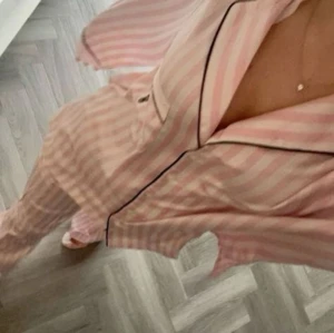 victoria secret pyjama set - superfin rosa randig pyjamas från victoria secret som tyvärr aldrig kommit till användning. (första bilden lånad) hör av dig vid frågor! 💕