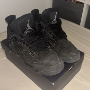 Jordan 4 blackcat - Säljer nu dessa stilrena sjukt snygga J4 blackcats. skorna e lite smutsiga men allt går lätt bort med en borste ich kanske lite vatten (ingår en monster om du köper för fullpris)