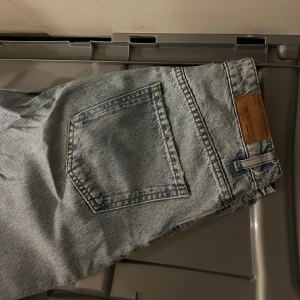 Blå jeans med slitningar - Snygga blå jeans från gina med slitningar på benen. Perfekta för en avslappnad stil. Klassisk femficksdesign och en bekväm passform.