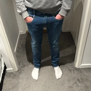 Replay jeans - Tja säljer ett par Replay jeans. De är i Anbass, hyperflex och är storlek 28/32. Priset kan diskuteras.
