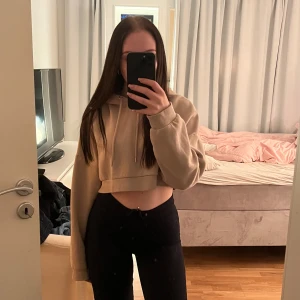 Beige croppad hoodie - Säljer en beige croppad hoodie med långa ärmar och en mysig huva. Minns inte storlek men sitter som en Xs/S