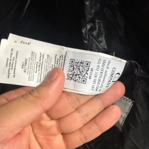 Svart pufferjacka från C.P. Company - Snygg svart pufferjacka från C.P. Company med dragkedja och hög krage. Perfekt för kyliga dagar med sin quiltade design och långa ärmar.