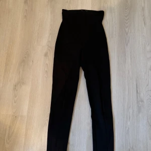 Svarta leggings från Nly One - Snygga svarta leggings från Nly One i storlek XS. De är högmidjade och har en tight passform, perfekta för en stilren look. Tillverkade i ett stretchigt material för extra komfort.