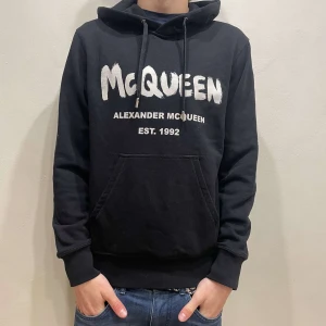 Alexander Mqueen Hoodie - Hej! Säljer nu min hoodie från märket Alexander Mqueen , storlek M, ny skick modellen är 184cm och väger 70kg . Tveka inte på att höra av dig om du har frågor eller funderingar kring tröjan!