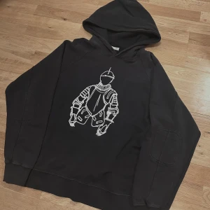 Number (n)ine ”The redisun” hoodie - Number (n)ine The redisun hoodie från Giovanni kollektionen. Sällsynt storlek, 10/10 skick och  dessutom har den inga tydliga skador eller tvätt fläckar trotts åldern. Sista bilden är en sc från grailed från den annonsen jag köpte.