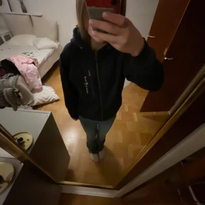 Sail racing hoddie - Säljer en marinblå sail racing hoddie använt ett fåtal gånger 