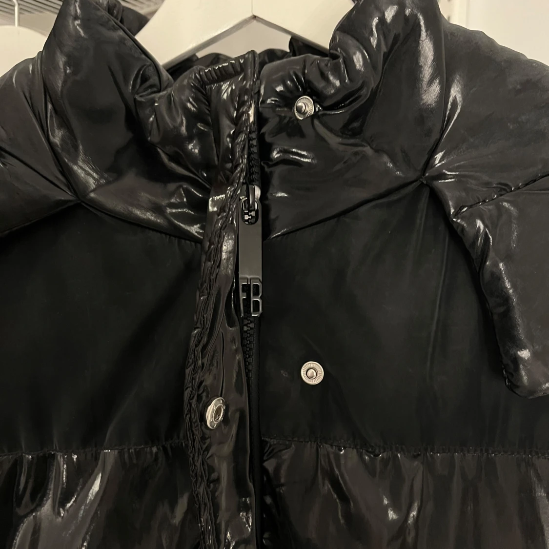 Svart glansig pufferjacka med huva - 92