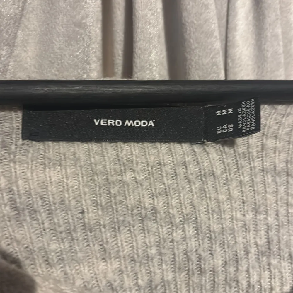 Mysig grå stickad tröja från Vero Moda. Perfekt för kyliga dagar med sin bekväma passform och långa ärmar. Enkelt och stilrent plagg som passar till det mesta. 🧶. Neuletakit & Villapaidat.