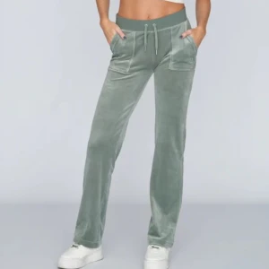 Juicy byxor - Säljer mina juicy byxor i färgen chinios green!! Inga defekter på byxorna. Skriv för egna bilder💘