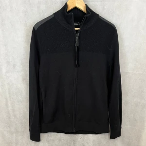 J Lindberg fullzip - Riktigt soft j lindberg fullzip i storlek M. Helt ny med tags. Modellen är 185.
